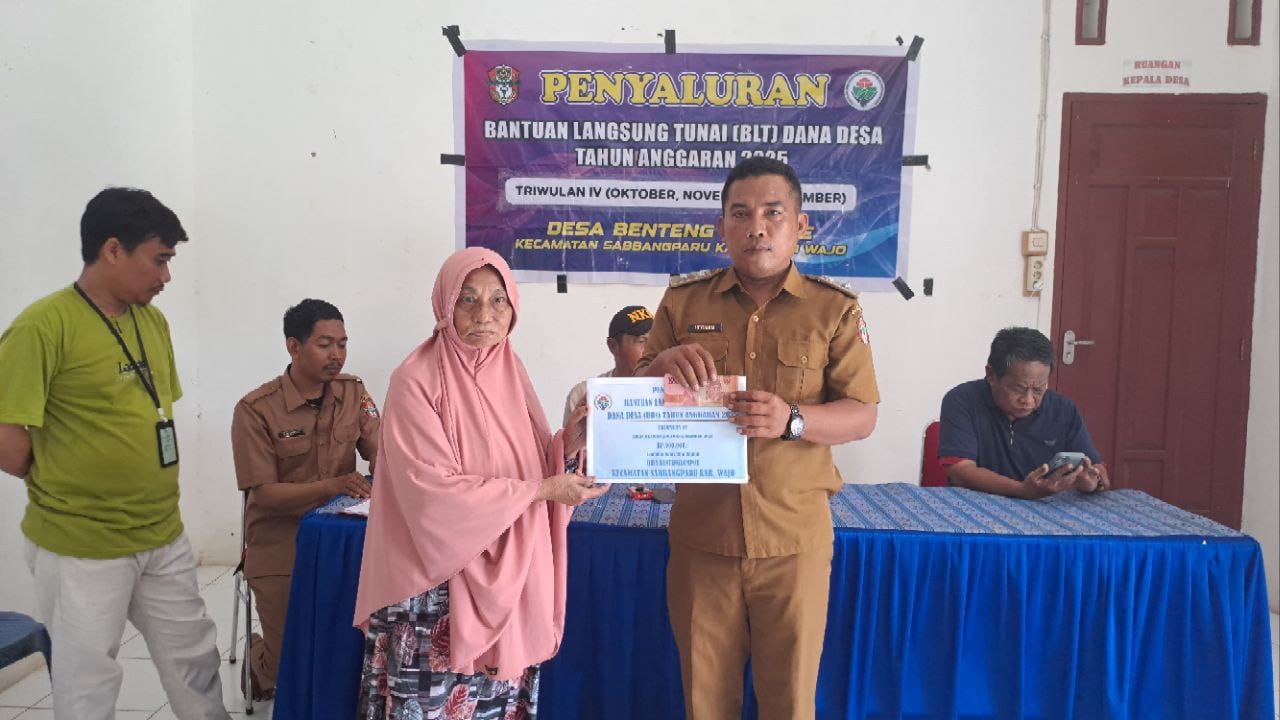 Pemdes Benteng Lompoe Salurkan BLT Triwulan IV 